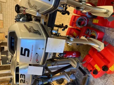 buitenboordmotoren met brandstoftanks