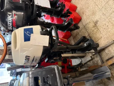 meerdere buitenboordmotoren in opslagruimte