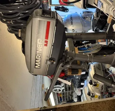 buitenboordmotor in winkelomgeving