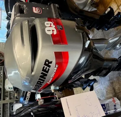 buitenboordmotor in opslagruimte