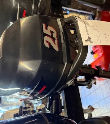 buitenboordmotor 2.5 pk met jerrycans op achtergrond