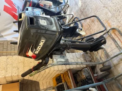 buitenboordmotor op metalen standaard