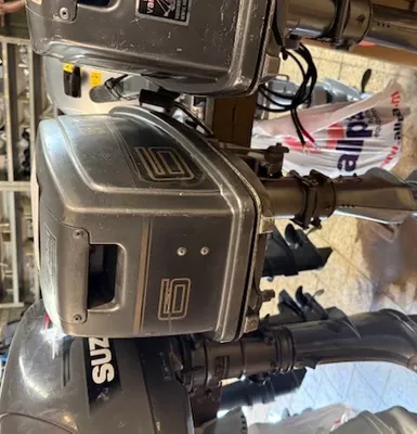 buitenboordmotor in opslagruimte