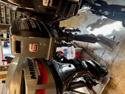 meerdere buitenboordmotoren in werkplaats