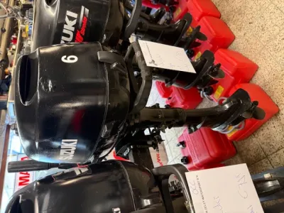 buitenboordmotor in opslag met rode jerrycans