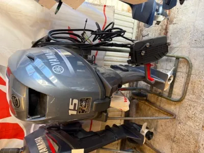 buitenboordmotor op werkplaatsvloer