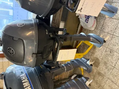 twee buitenboordmotoren in opslagruimte