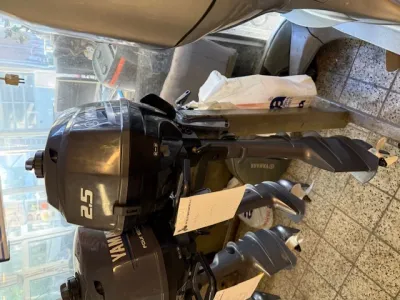 buitenboordmotor in showroom