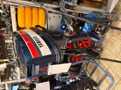 buitenboordmotor in opslagruimte