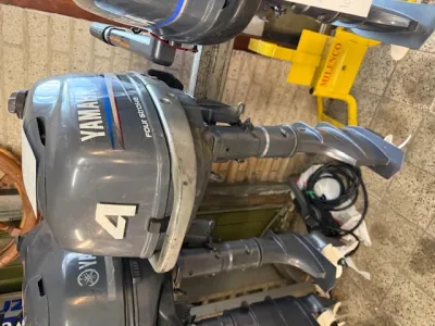 meerdere buitenboordmotoren in opslagruimte