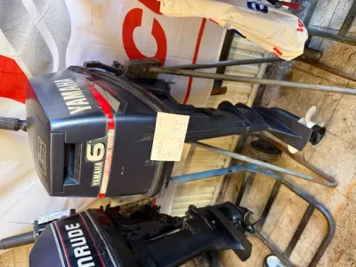 buitenboordmotor op vloer in garage