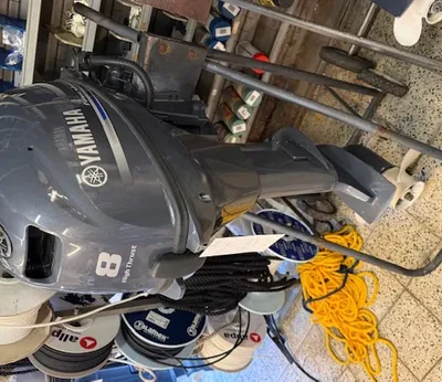 buitenboordmotor in winkel met accessoires