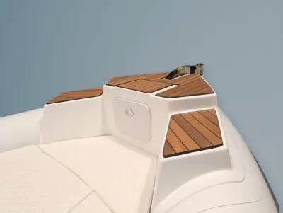 boeg van rib met ligbed en teak bekleding