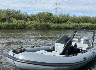 grijze rib aangemeerd in een kanaal