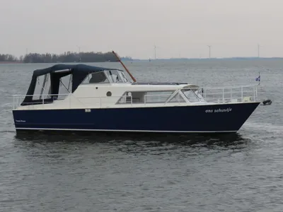 blauwe motorboot op open water