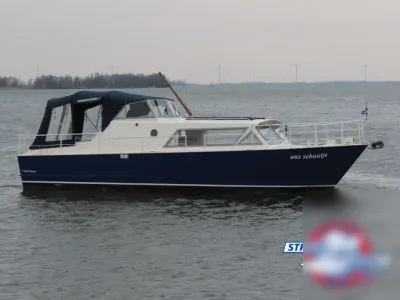 blauwe motorboot op open water