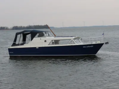 motorjacht zijaanzicht op water