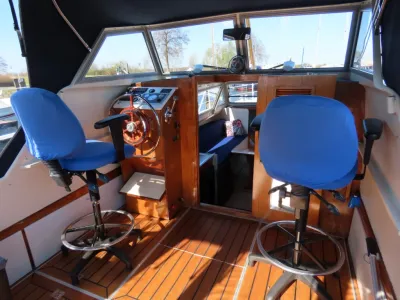 interieur met stuur en blauwe stoelen