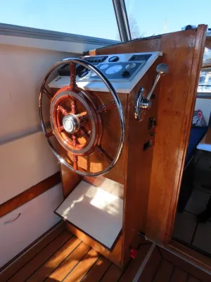 interieur met houten stuurwiel en console
