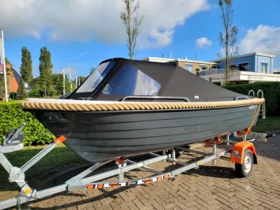 sloep op trailer met afdekzeil