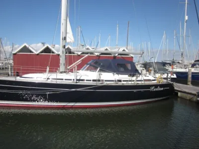 zeiljacht afgemeerd in jachthaven