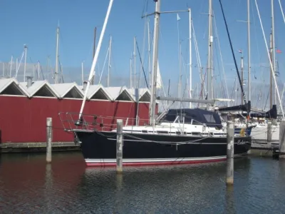 zeiljacht aangemeerd in jachthaven