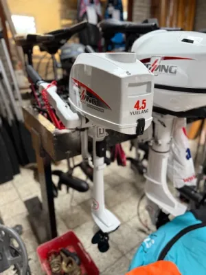 buitenboordmotor in winkelomgeving