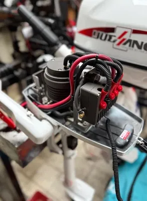 buitenboordmotor met zichtbare bekabeling