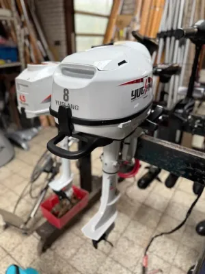 buitenboordmotor in werkplaats