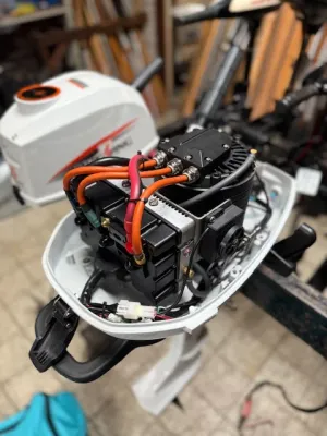 buitenboordmotor met open kap en kabels