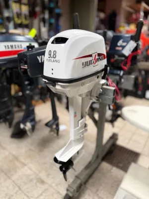 buitenboordmotor in showroom