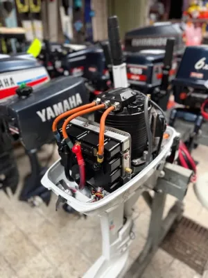 open buitenboordmotor in showroom