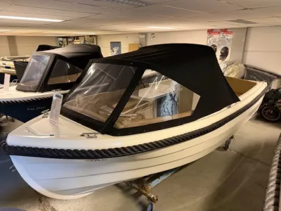 sloep met cabrioletkap in showroom
