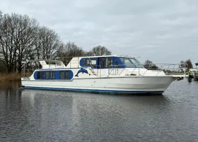 witte en blauwe motorjacht in het water