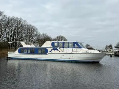 wit motorjacht liggend op stil water