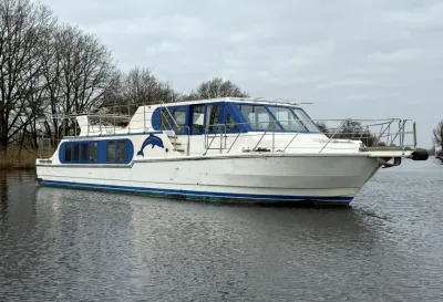 wit motorjacht liggend op stil water