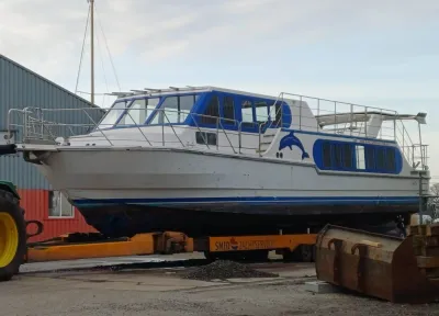motorjacht op trailer bij scheepswerf