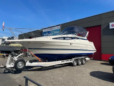 motorboot op trailer buiten bij loods
