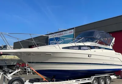 motorboot op trailer bij loods