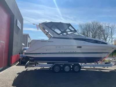 boot op trailer naast een gebouw