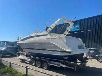 motorjacht op trailer bij loods