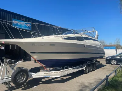 motorboot op trailer bij loods