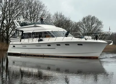witte motorjacht op rustig water