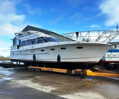 wit motorjacht op trailer bij jachthaven