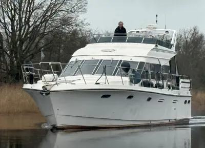 witte motorkruiser op rustig water