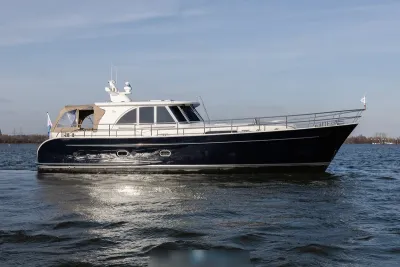 zijaanzicht van motorjacht op water