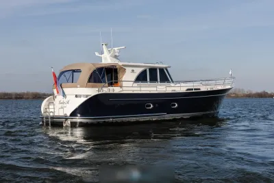 motorjacht op rustig water