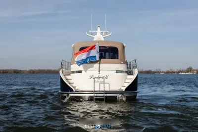Achteraanzicht van motorjacht op het water