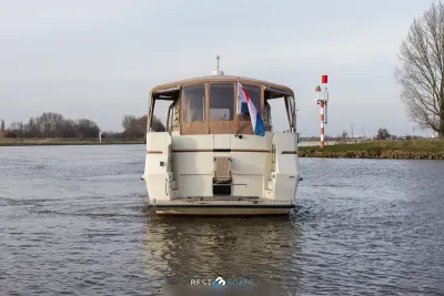 achterzijde van motorjacht op rivier