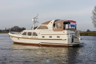 motorjacht op rivier bij de oever